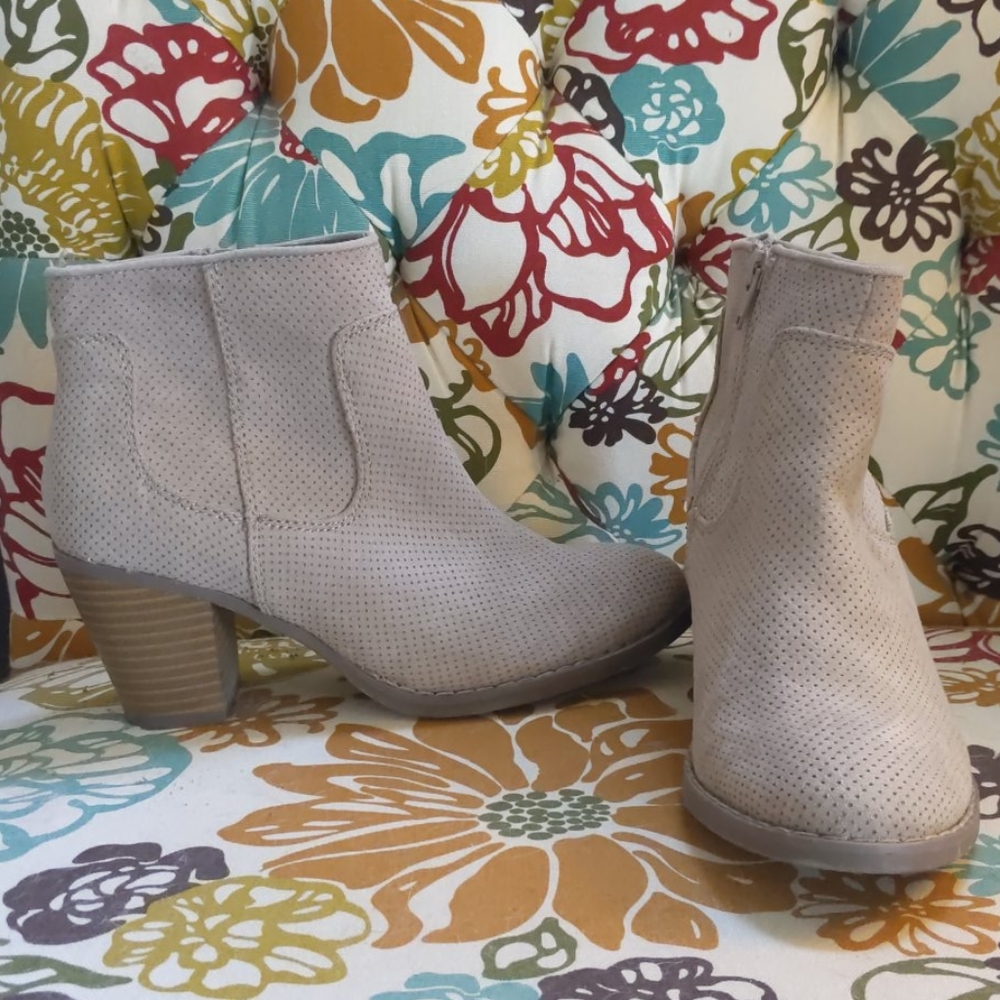Tan heeled bootie